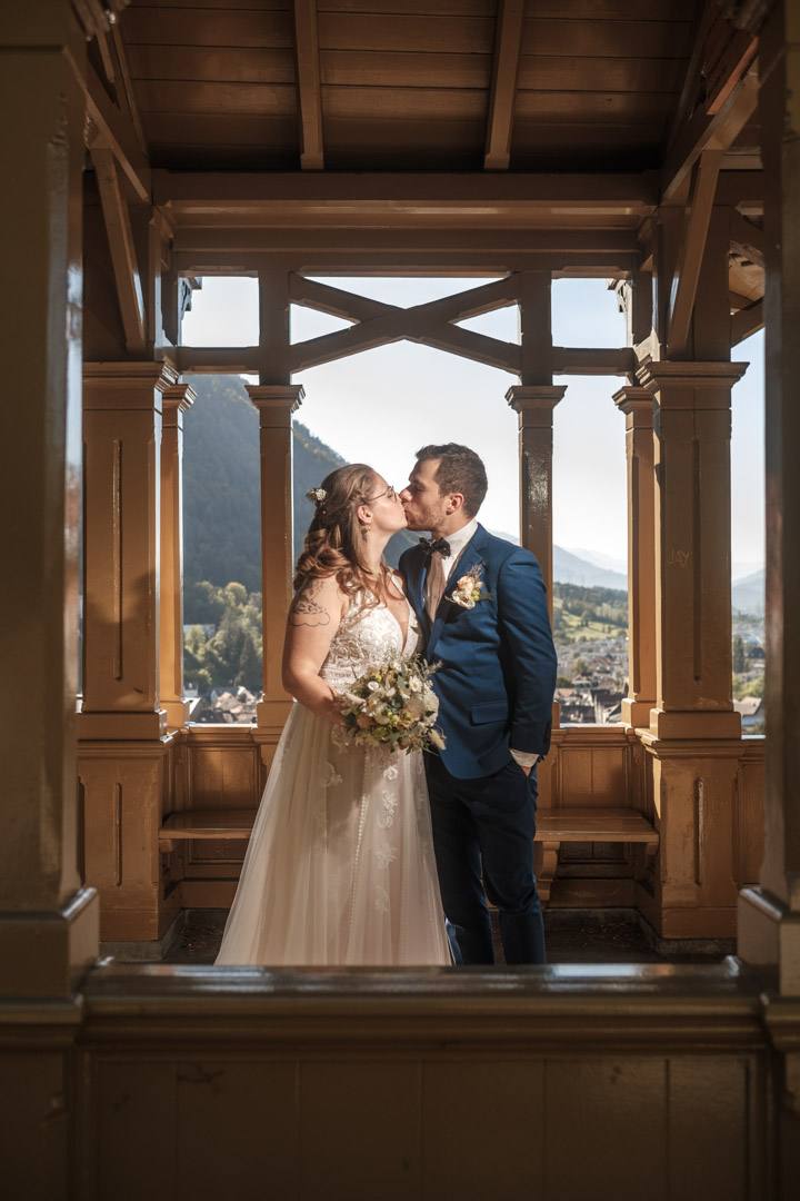 Hochzeitspaar Elena und John bei ihrer Waldhochzeit in Domat/Ems, Graubünden