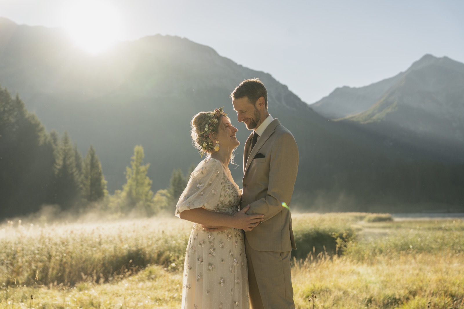 Brautpaar Timea und Ennio an ihrer Sommerhochzeit in Lenzerheide, Graubünden