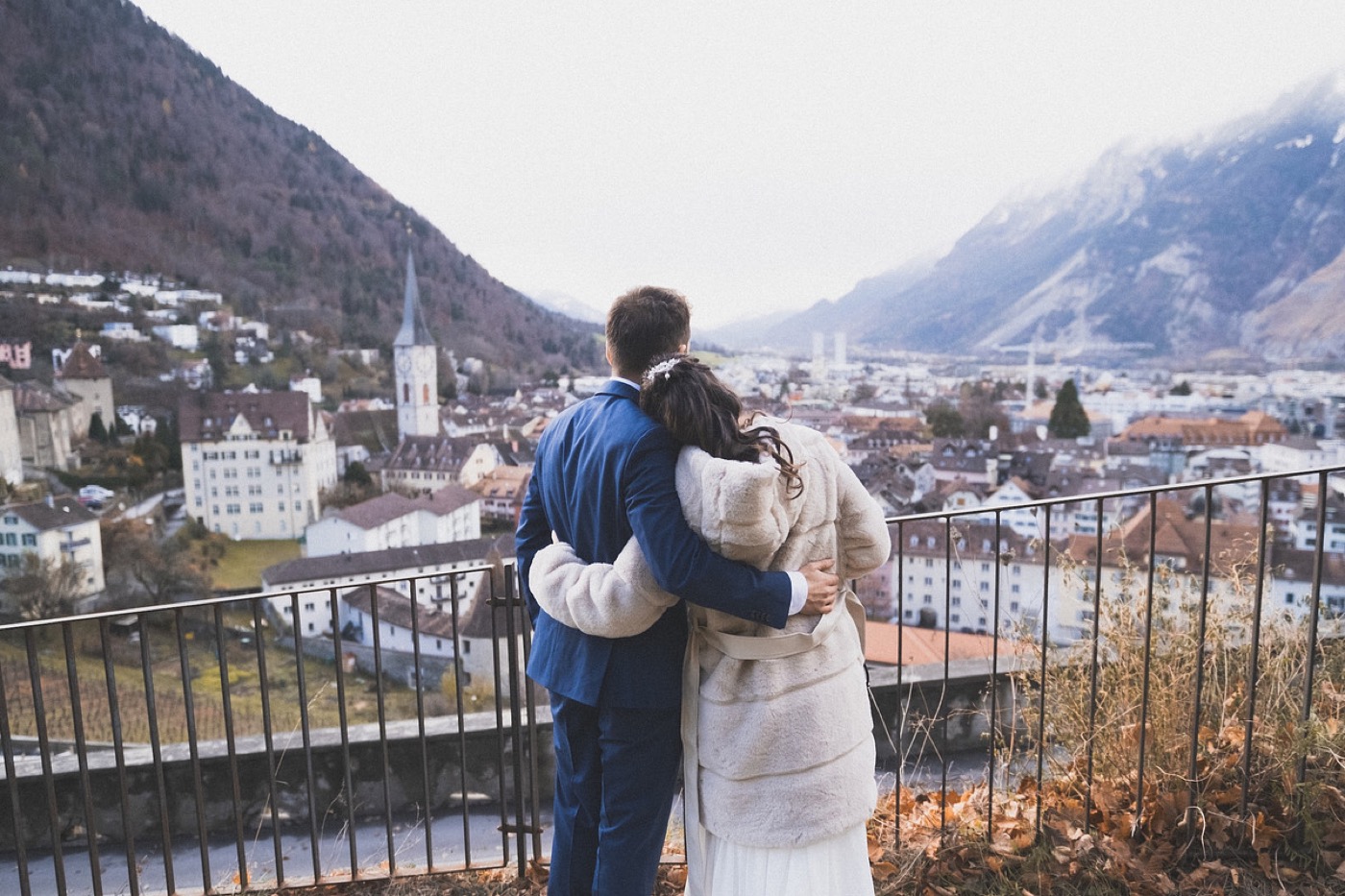 Brautpaar blickt gemeinsam in die Ferne, ruhige Pose fürs Hochzeitsshooting, Hochzeitsfotograf Graubünden