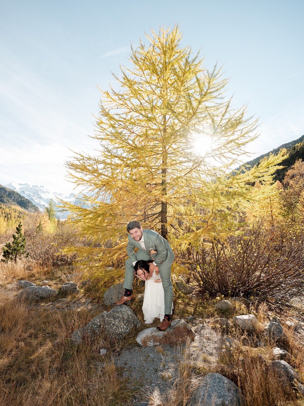 Ausgelassener Moment als Eisbrecher beim Hochzeitsshooting, Hochzeitsfotograf Graubünden