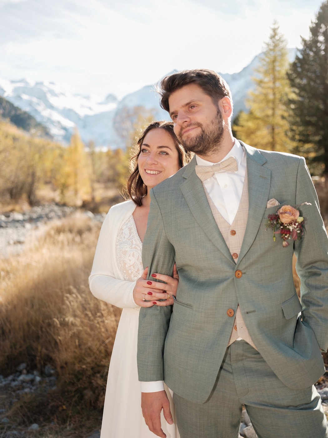 Brautpaar in der Pose Fels in der Brandung, Posen-Tipp fürs Paarshooting, Hochzeitsfotograf Graubünden