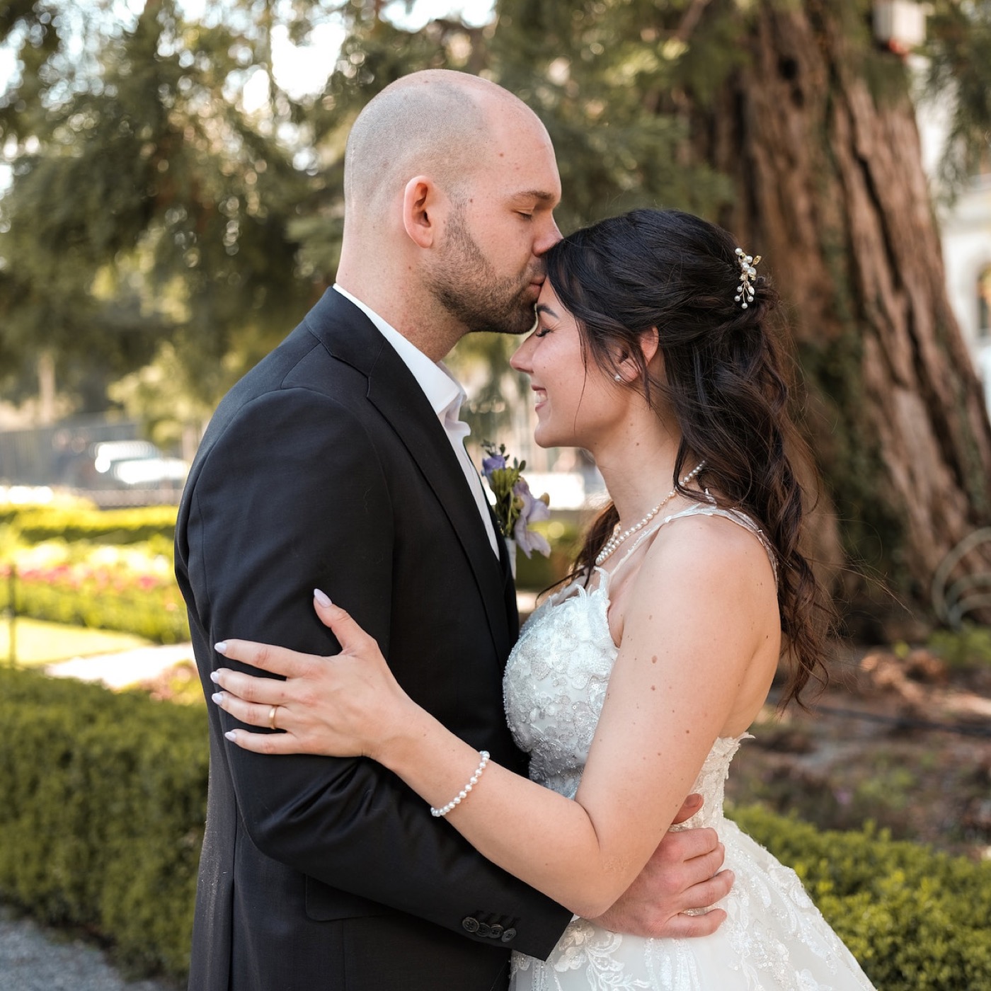 Brautpaar beim Stirnkuss, einfache Pose fürs Hochzeitsshooting, Hochzeitsfotograf Graubünden